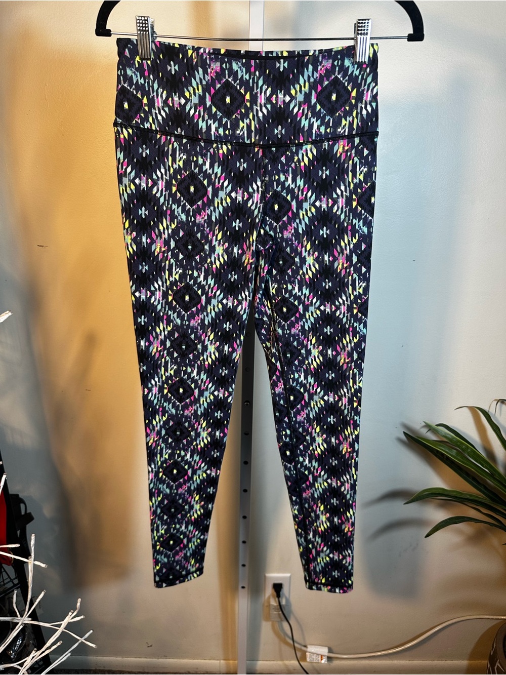 L29. Victoria’s Secret Sport  Black Geometric Print Leggings, small
